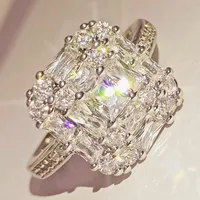 Más vendida Micro de diamantes de diamante Circón Silver Femenino Femenino Matrimonio de moda Europea Joya de mano al por mayor