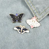 Magic Fantasy Djur Emalj Pins Svart Vit Starry Sky Butterfly Moth Brosches Gåva till vän Party Mode Lapel Pins Klädpåse