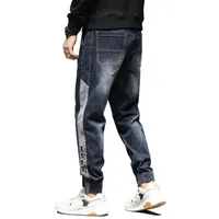 Jeans da uomo rilassati uomini affusolati moda moda allentata vita elastica con coulisse laterale lettere patchers design design blu scuro pantaloni casual plus size 42