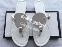 2022 High quality designer 20 color hollow out flip flops suitable for wearing rubber sandals, wear - resistant slippers in summer indoo det WITH BOX