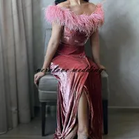 Rosa sammet sexig afrikansk prom klänning med fjäder sida split formella kvällsfest klänningar från axeln Vestidos de noite