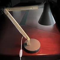 Alightup klassieke mini mode frosted metalen lampenkap en houten beugel textuur studeren tafellamp met lichtbron US Plug
