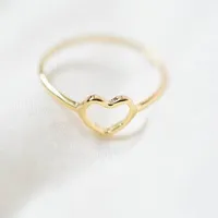 Fashion Small Hearts Band Rings Lovely Peach Heart Women's Gold Compating Rings Groothandel