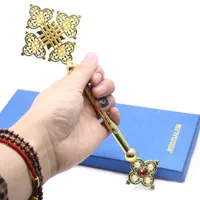 Религиозные молитвенные церемония поставки проводят крест (золото, серебро)