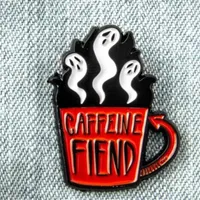 Gorący sprzedawanie stylu gotyckiego Halloween Duch w filiżance kawy Coffeine Fiend Alloy Enamel Pin Badge Broszka