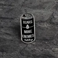 Kutular Siyah Broş Emaye Kişilik Yaratıcı Beyaz Pins Dekorasyon Özel Karikatür Yaka Denim "Gözyaşları" "Maden Düşmanları"
