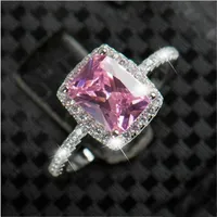 Grande promotion 3ct réel 925 Silver Bague SWA Élément Diamant Emerald Gemstone Anneaux pour Femmes En gros Engagement de mariage Bijoux