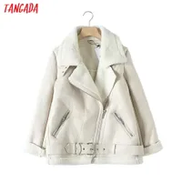 Tangada 여성 베이지 색 모피 가짜 가죽 자켓 코트 벨트가 칼라 턴 다운 칼라 겨울 두꺼운 따뜻한 대형 코트 LJ200815