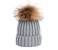 Moda caliente de punto de invierno sombrero de piel real mujeres espesando gorros con 15 cm de mapache real pompoms cálido niña gorras snapback pompon beanie sombreros