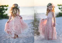 Abiti da ragazze di fiori rosa su misura per matrimonio 2022 Applique di pizzo Ruffles Bambini Abbigliamento formale Senza maniche Abbigliamento lungo Spiaggia Beach Girls Pageant Gown