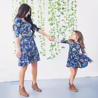 الأم ابنة فساتين الأسرة نظرة مطابقة الملابس نصف كم الأزرق الأزهار المطبوعة اللباس البسيطة للأمي وابنتها 201128