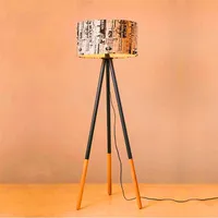 تصميم جديد الإبداعية الدافئة شخصية جولة الخشب العمودي ترايبود الطابق مصباح مع مصدر ضوء الولايات المتحدة المكونات تصميم مصابيح الكلمة الحديثة