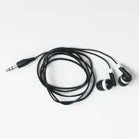 Evrensel Ucuz Tek Kullanımlık Siyah Renkli 3.5mm Kulak Kulaklık Stereo Kulakiçi Kulaklık MP3 MP4 Cep Telefonu için