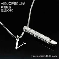 Collier de sifflet Jiakou Quality Diamond Inlaid Pendentif peut souffler la tendance des hommes et des femmes, bijoux Version haute Tachettes en acier