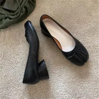Tasarımcı Hakiki Deri Bölünmüş Toe Yuvarlak Düşük Topuklu Ayakkabı Kadın Bahar Sonbahar Yeni Ilmek Tabi Ninja Domuz Ayakları Bayanlar Pompalar