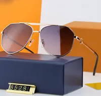 1PCS 패션 선글라스 안경 태양 안경 디자이너 망 여성 브라운 케이스 블랙 금속 프레임 어두운 렌즈
