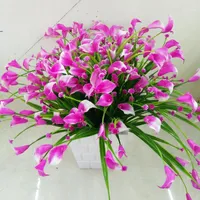 Un mazzo di calla artificiale con foglia bouquet in plastica fingele giglio fianchetto piante acquatiche domestiche decorazione della stanza decorazione fiore P201