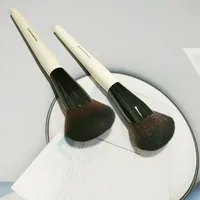 Pincel de maquillaje de mezcla precisa - ventilador denso en forma de resaltamiento de contorno polvo rubor de belleza herramienta de cosméticos en stock