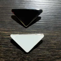 Metall Dreieck Buchstabe Brosche Frauen Mädchen Anzug Lapel Pin Weiß schwarzer Modeschmuckzubehör