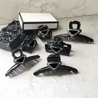 16Kleur vrouwen Merk Designer Driehoek Letters Print Haarklemmen Koreaanse Mode Geometrische Krab Claw Clip Haarspeld Dames Styling Shark Clips Accessoires