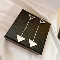 Pendientes de diamantes largos Pendientes de perlas diseñador Luxurys diseñadores de aretes de corazón Pendientes de pernos P para mujeres Joyería de diseñador D2110075Z