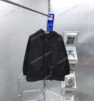 21SS 클래식 사용자 정의 최신 패션 고무 편지 삼각형 인쇄 남성 및 여성 재킷 유명한 남자 디자이너 고품질 방풍 및 자외선 자켓