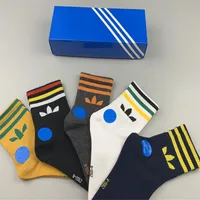 Bahar Yeni Varış Erkekler Çorap Moda 5 Pairs / Set Klasik Tasarım Çorap Yüksek Kaliteli Mektup Desen Nakış Iç Çamaşırı