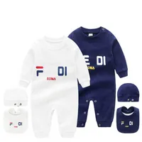 Kids Designer Kläder Pojkar Jumpsuit Nyfödda Rompers Baby Hat + Bib + Robe Set Spädbarn Baby Girls Kläder Set