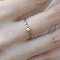 خاتم للنساء حساسة مصغرة لؤلؤة رقيقة حلقات الحد الأدنى الأساسي نمط اللون الأصفر الذهب اللون الأزياء والمجوهرات KBR010