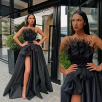 2021 Sexy Black Abendkleider tragen trägerlosen ärmellosen mit Federseite High Split A Line Satin Prom Dress formale besondere Anlässe Kleider