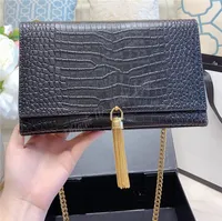 財布肩のクロスボディバッグトート財布のキーホルダーチェーンワニの縞模様のタッセルハンドバッグトート財布バックパック2021女性の贅沢なデザイナーバッグハンドバッグの財布