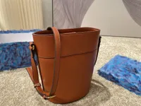 Einfache Version der Eimer-Tasche Guten Gefühl Hohe Qualität Leder Damenhandtasche Luxus Design Crossbody Taschen Reine Farbe mit Retro Metallabzeichen Mode