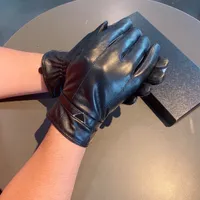 2021 High Grade Sheepskin Gloves Classic Hardware Logo Glove Luxurys Designers Fashion Personality Glove Men Solid Color Simplicity Gloves