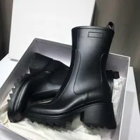 2022 Betty Designer Boots Stivaletti con zip con tacco in PVC Donne Stivaletti quadrati Stivaletti al ginocchio Piattaforma di gomma scarpe da pioggia impermeabile Scarpe da saldare con scatola