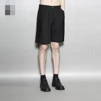 Shorts masculinos casuais verão escuridão única perna plissada personalidade personalidade moda solta tendência assimétrica