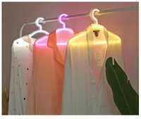 الإبداعية أدى الملابس شماعات نيون ضوء الملابس الشماعات ins مصباح اقتراح رومانسية فستان الزفاف الديكور الملابس الرف SN1986
