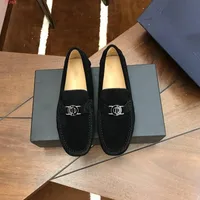 Mode Luxus Klassische Männer Kleid Schuhe Trend Schwarze und dunkelblaue Schlupfresistente Gummi Sohle Größe 38-44