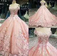 ピンクのQuinceaneraのドレス2022最新の3Dの花のアップリケの手作りの花は肩の半袖プロムのフォーマルな夜のボールガウンPro232