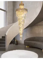 Salonda avize oturma odası üst uzun dumanlı gri kristal lambalar altın merdiven aydınlatma aydınlatıcı