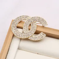 Lüks kadın tasarımcı marka mektubu broşlar 18k altın kaplama kristal rhinestone mücevher broş cazibesi inci pim 2 renk evlenmek düğün parti hediye aksesuar