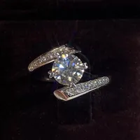 Klaster pierścienie MOISSANITE Pierścień 925 Solid Silver 1CT z D Kolor VVS1 Doskonałe cięcie Kobiety Zaręczyny Prezent Lab Diament Real