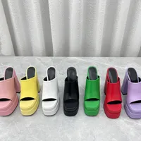 2022 Ny designer patenterad mjukt läder formell skor plattform tjock häl kvinnors lyxiga sexiga tofflor bröllopsfest sandaler storlek 35-42