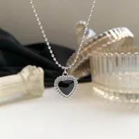 Ожерелья кулон KPOP Black Heart Ожерелье Французская Металлическая Любовь Кливица Сеть Корейский Простой Женщина Короткие Частовки Для Женщин