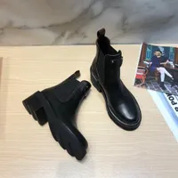 Women Designer Boots Martin Desert Boot Flamingos Love Arrow Real Leather Cowskin Medal Coarse Non-Slip Winter Shoes Size 35-412928
