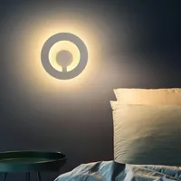 Lampade da parete Nordic Minimalista Minimalista in ferro battuto Acrilico Lampada rotonda Camera da letto Studio Soggiorno Soggiorno
