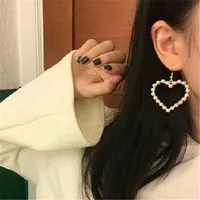 Hoop Huggie 2021 Mode kreative geometrische Liebe Ohrringe Temperament Einfaches und atmosphärisches Pfirsich-Herz