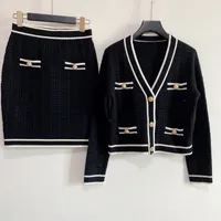 2021 Sommar Casual Dresses Sweater Skir Två Pieces Skirt Kort ärm Stickad tyg Lyxig designer Kläder Orsak Slitstickning Kläder 2 Olika Designs-2