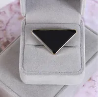2021 Sıcak Satış Metal Üçgen Broş Mektup Pin Moda Aksesuarları Yüksek Kaliteli Erkekler Ve Kadın Giyim Pin Toka Ücretsiz Kargo