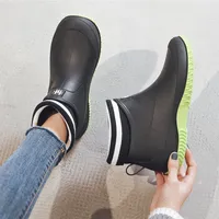 Botas de chuva Borracha de borracha Anti-Skid colorido Unisex Ankle Botas Lightweight Slip em botas Sapatos à prova de água