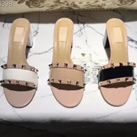 Роскошный дизайнер цельные заклепки резьбовые каблуки Sandal Sandal глянцевые лакированные кожаные тапочки на высоком каблуке для дам с полной упаковкой